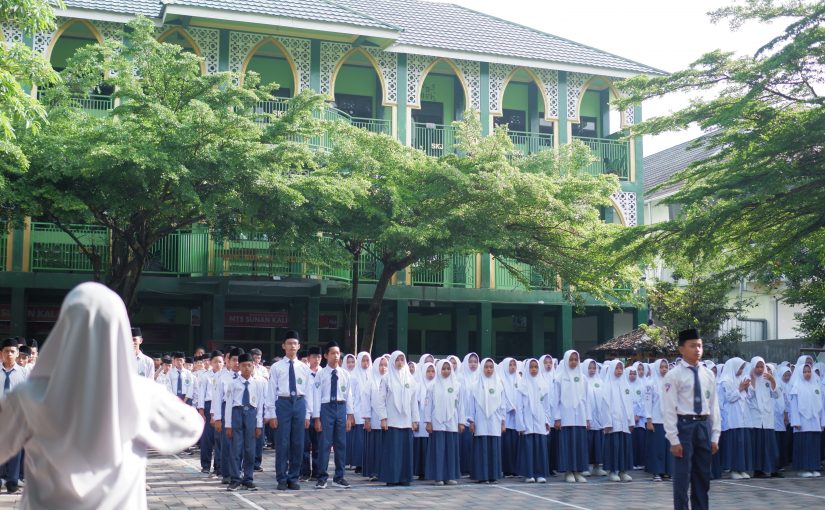 “Pahlawanku Teladanku, Terus Bergerak, Melanjutkan Perjuangan — Hari Pahlawan di MTs Sunan Kalijogo”
