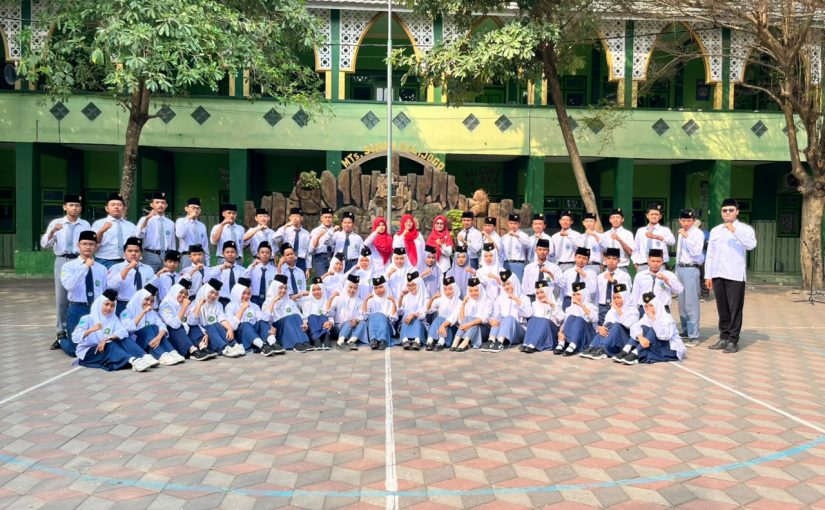 MTs Sunan Kalijogo Sukses Gelar Upacara HUT Ke-81 RI Bersama Seluruh Unit Yayasan Pendidikan Al-Hisyamy Kediri